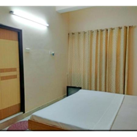 Hotel Basera Guest House, サハーランプル エクステリア 写真