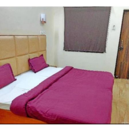 Hotel Basera Guest House, サハーランプル エクステリア 写真