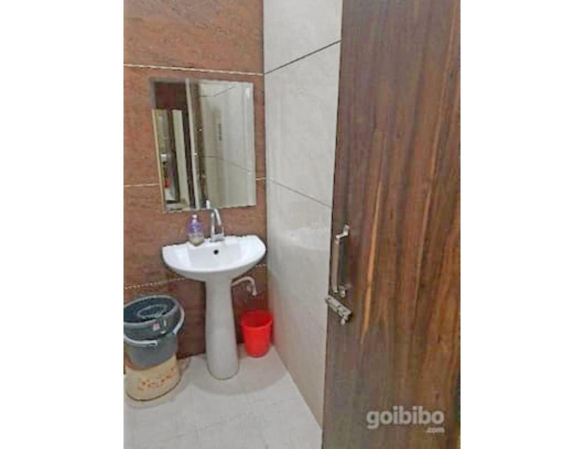 Hotel Basera Guest House, サハーランプル エクステリア 写真