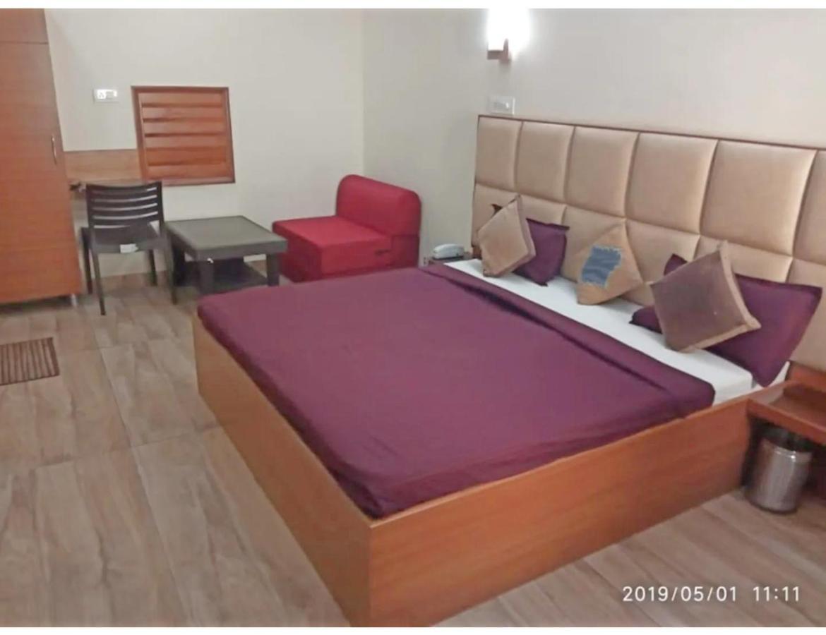 Hotel Basera Guest House, サハーランプル エクステリア 写真