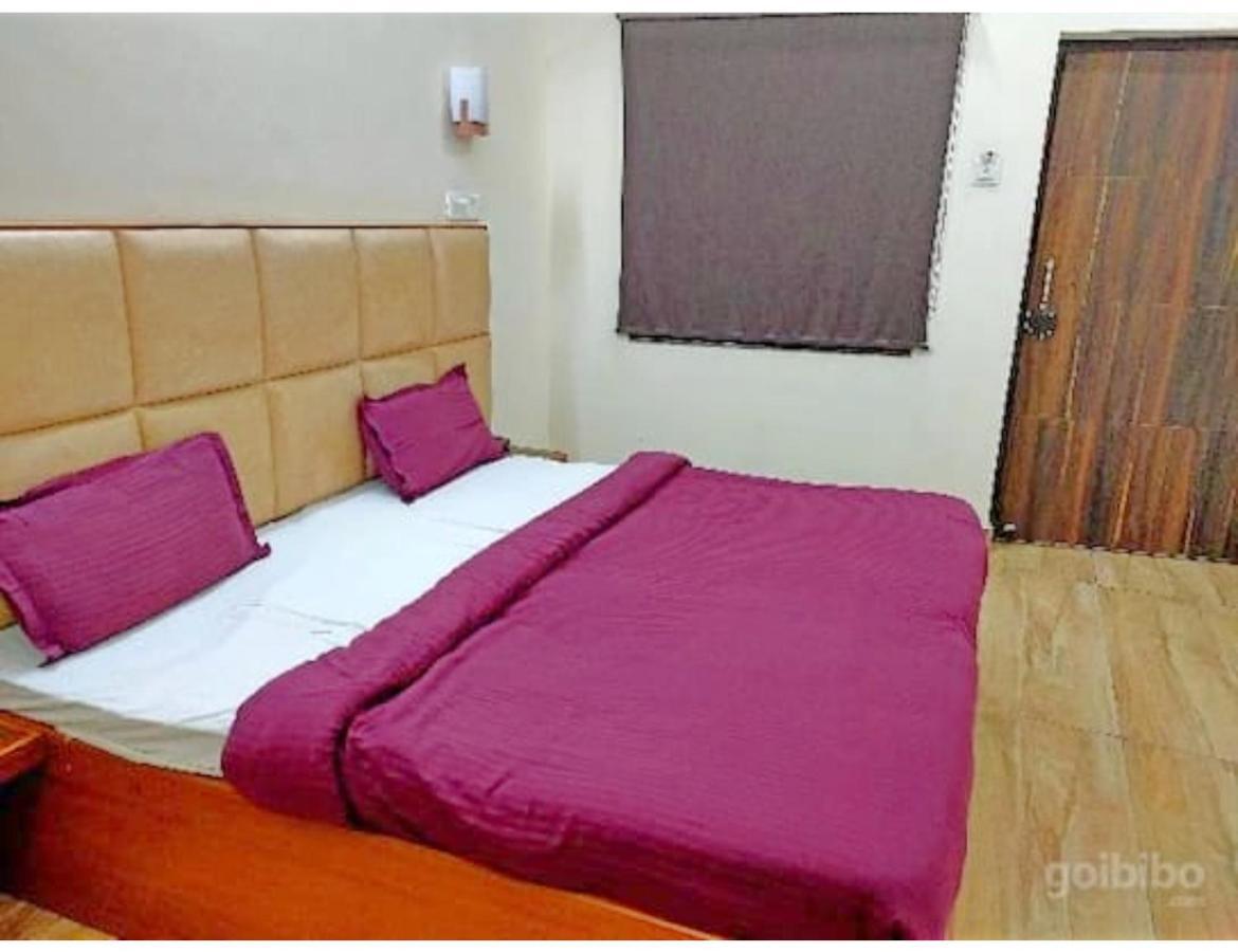 Hotel Basera Guest House, サハーランプル エクステリア 写真