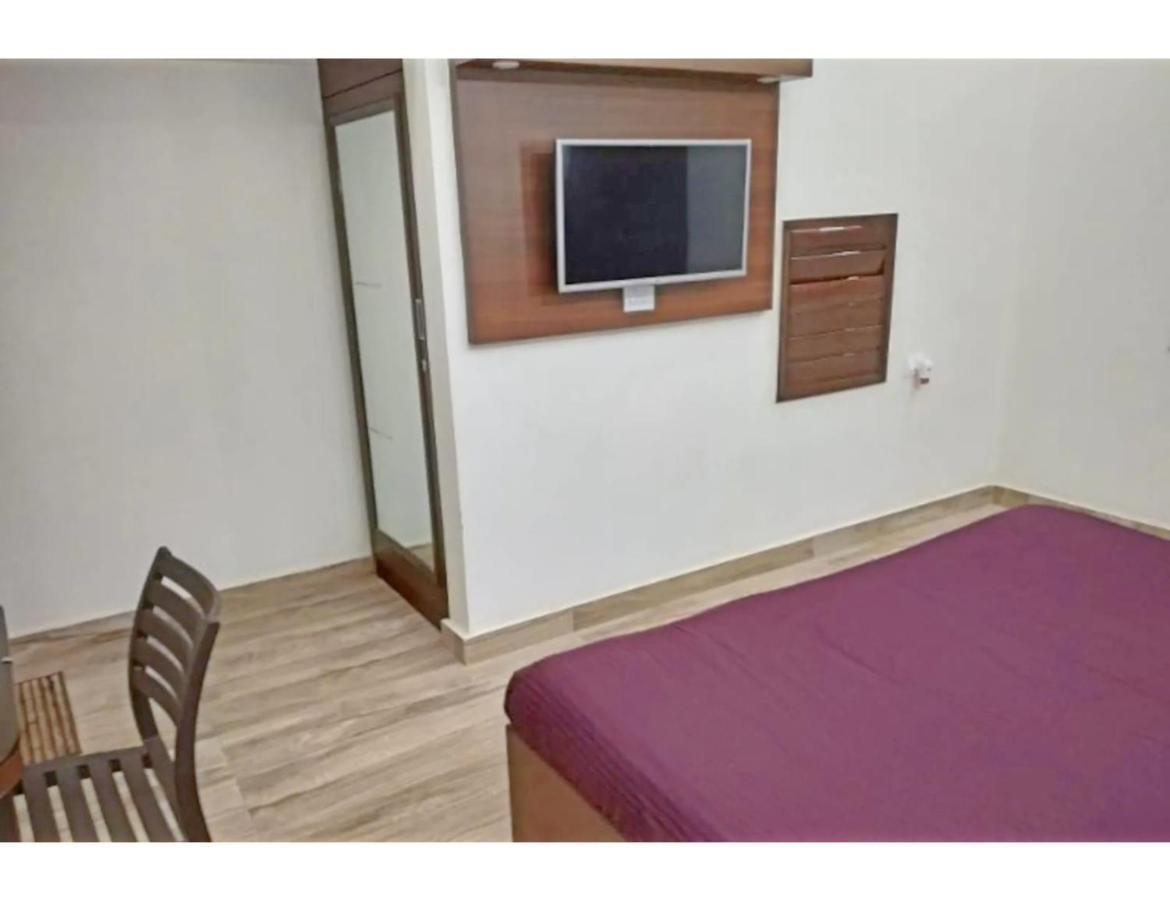 Hotel Basera Guest House, サハーランプル エクステリア 写真