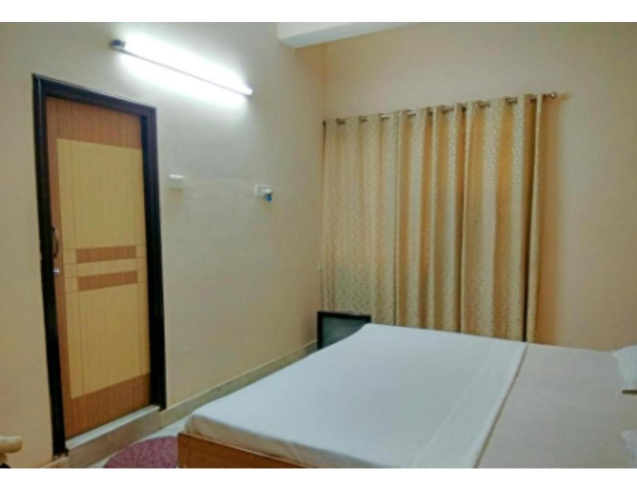 Hotel Basera Guest House, サハーランプル エクステリア 写真