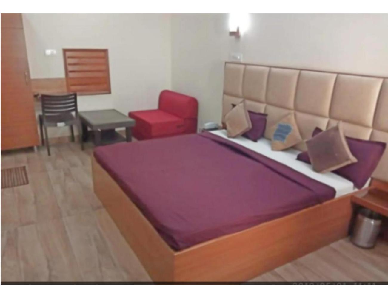 Hotel Basera Guest House, サハーランプル エクステリア 写真
