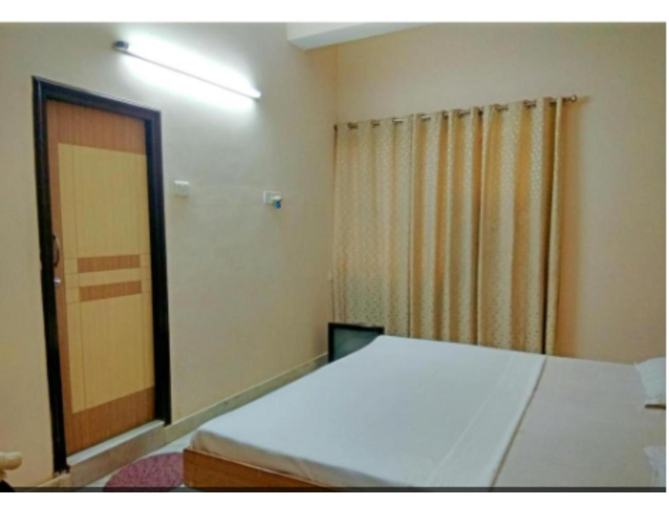 Hotel Basera Guest House, サハーランプル エクステリア 写真