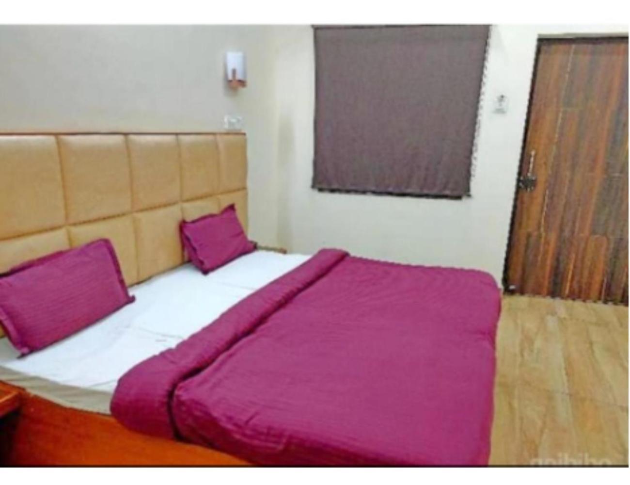 Hotel Basera Guest House, サハーランプル エクステリア 写真