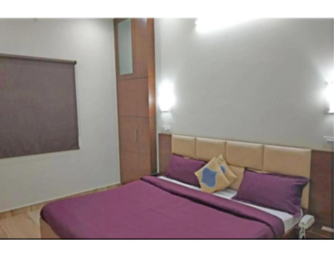 Hotel Basera Guest House, サハーランプル エクステリア 写真
