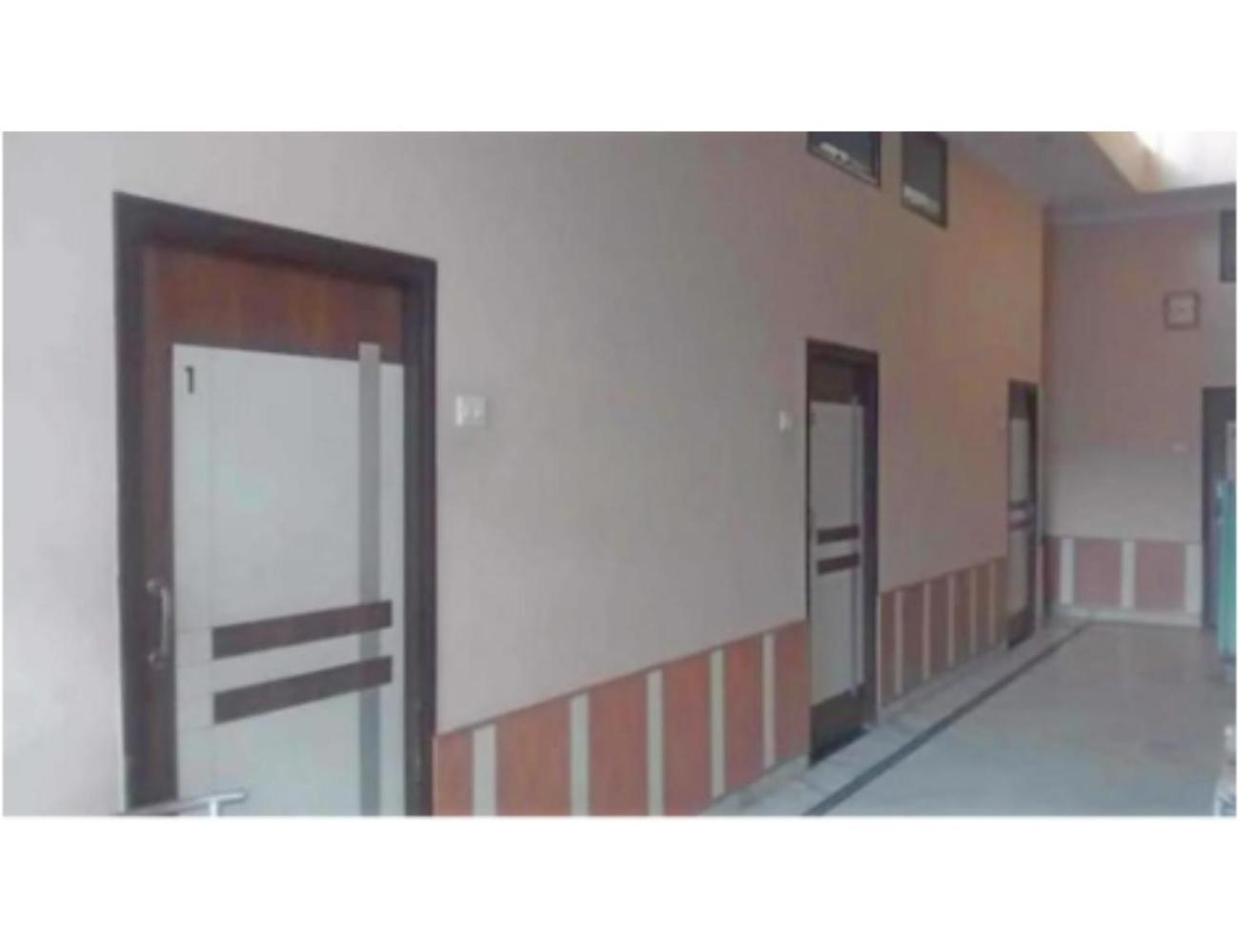 Hotel Basera Guest House, サハーランプル エクステリア 写真