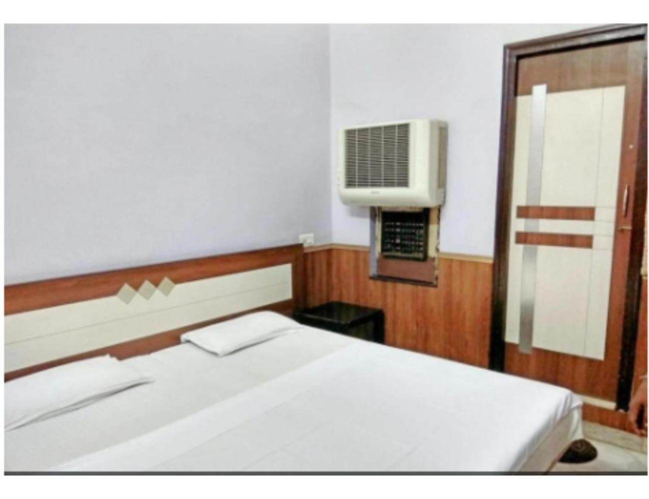 Hotel Basera Guest House, サハーランプル エクステリア 写真
