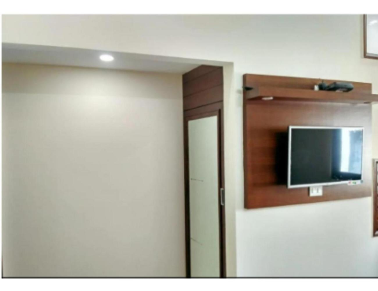 Hotel Basera Guest House, サハーランプル エクステリア 写真