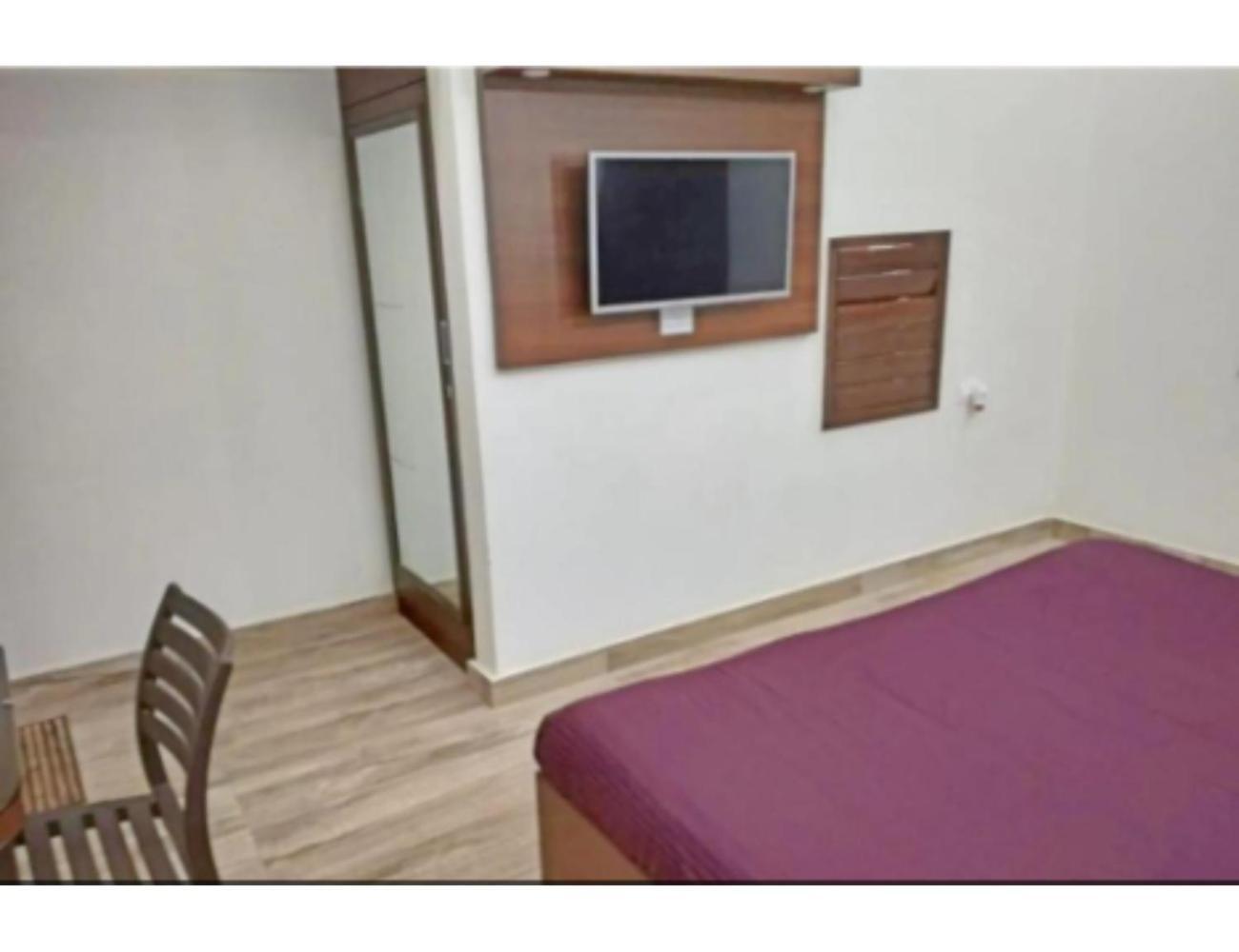 Hotel Basera Guest House, サハーランプル エクステリア 写真