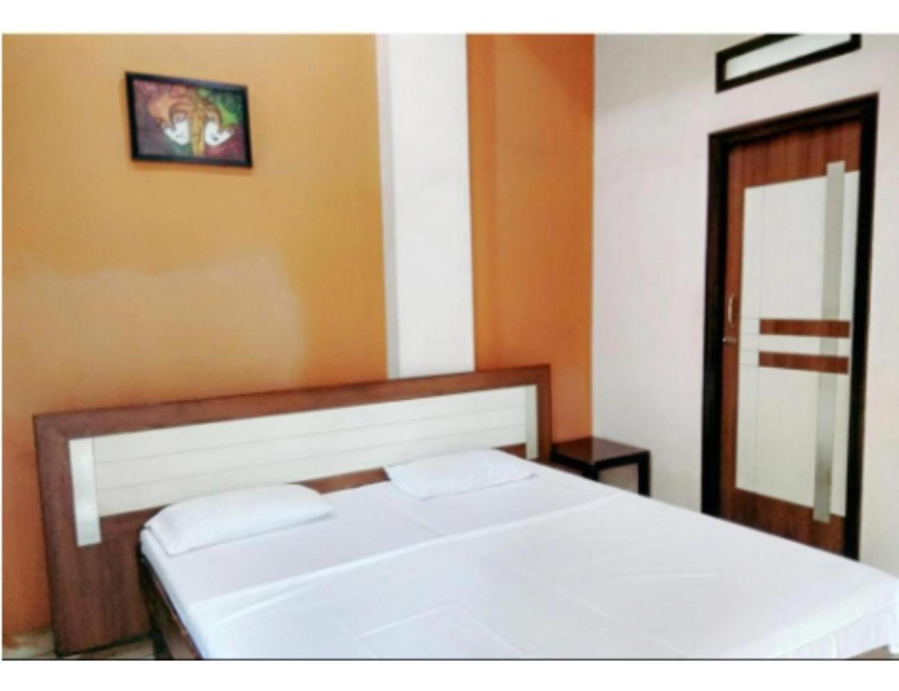 Hotel Basera Guest House, サハーランプル エクステリア 写真
